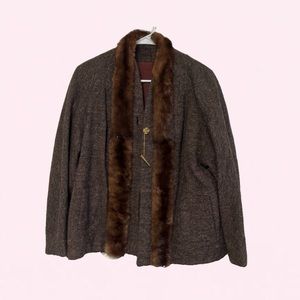 Super vintage coat sweater with fur trim and a gold chain button